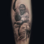 Tatouage - Portrait de Pelé en noir et gris réaliste sur le mollet