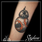 Tatouage - Robot BB8 Star Wars en couleurs sur l'avant-bras (cicatrisé)