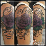 Tatouage - Rose en couleurs et ornements et dentelle en noir et gris sur l'épaule (recouvrement)