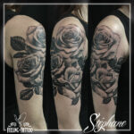 Tatouage - Roses en noir et gris réalistes sur l'épaule (cicatrisé)