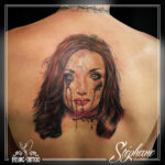 Tatouage - Portrait en couleur de femme zombie dans le dos (cicatrisé)