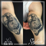 Tatouage - Boussole sextant en noir et gris réaliste à l'intérieur du bras (cicatrisé)