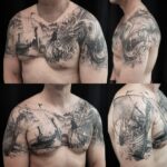 Tatouage - Scène viking, dragon et drakkars en noir et gris sur épaules et poitrine (cicatrisé)