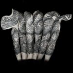 Tatouage - Manchette bras complet composition thème maya, effet pierre en noir et gris