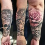 Tatouage - Tour d'avant-bras en noir et gris et couleurs avec crâne, boussole astrologique et rose (cicatrisé)