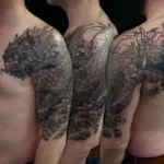 Tatouage - Dragon japonisant/réaliste sur l'épaule, le pec, l'omoplate en noir et gris