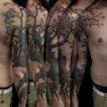 Tatouage - Arbre cerisier noir et gris réaliste sur le bras avec kanjis gravés sur le tronc
