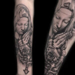 Tatouage - Pieta - rose et crucifix en noir et gris sur l'avant-bras
